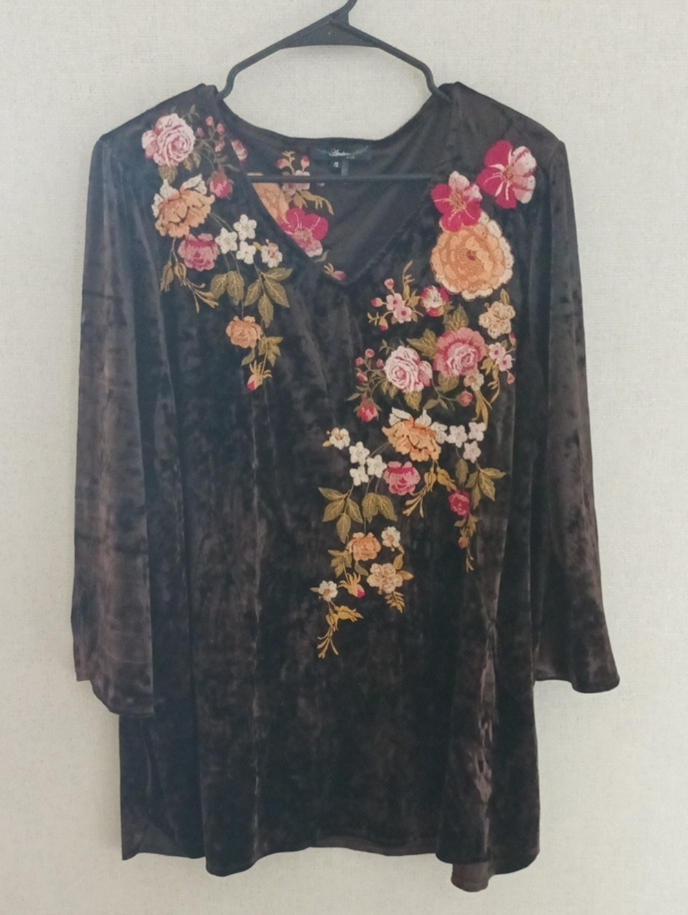 Andrée by Unit embroidered velvet top Size 1x